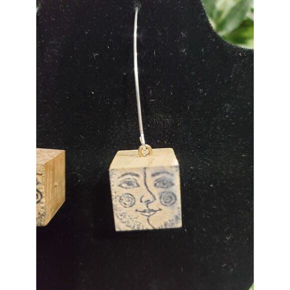 Women's Crafted Block Face Stylish Partywear Earrings Set - Picture 4 of 6